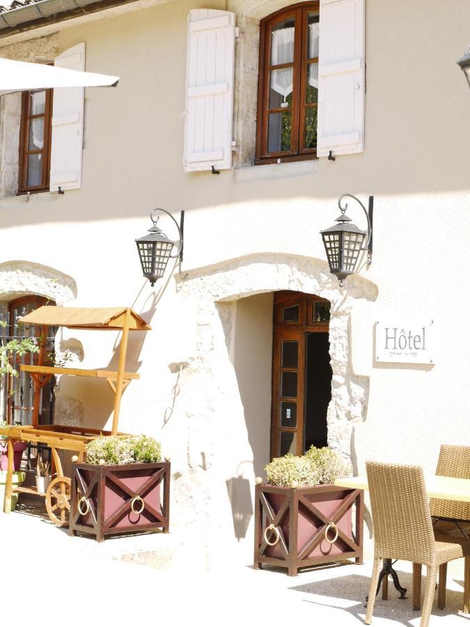 Le Chapeau Rouge Lusignan Exterior photo